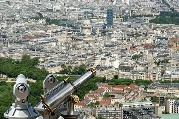 Telescópio espectador e horizonte da cidade durante o dia. Paris, França . — Fotografia de Stock