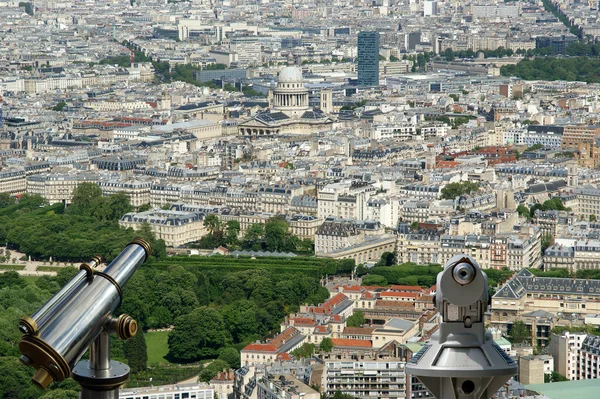 Telescópio espectador e horizonte da cidade durante o dia. Paris, França . — Fotografia de Stock