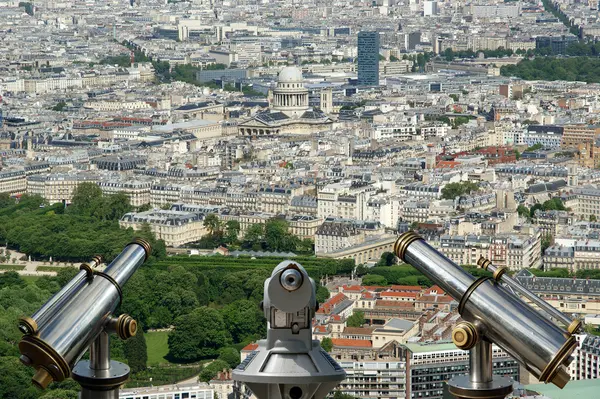 昼間で望遠鏡のビューアーと街のスカイライン。パリ、フランス. — ストック写真