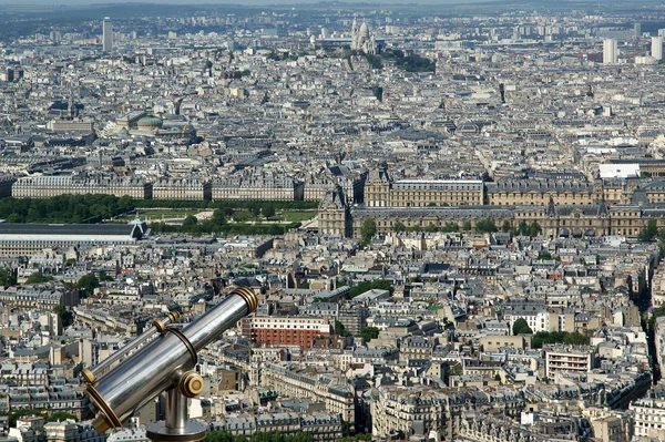 昼間で望遠鏡のビューアーと街のスカイライン。パリ、フランス. — ストック写真
