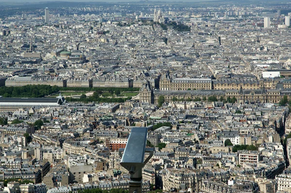 Telescópio espectador e horizonte da cidade durante o dia. Paris, França . — Fotografia de Stock