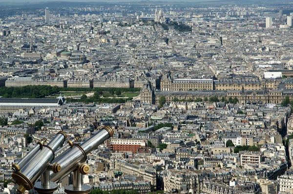 Telescope viewer and city skyline at daytime. Paris, France. — Stock Photo, Image