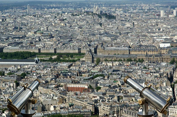 Teleskopbetrachter und Stadtsilhouette bei Tag. Paris, Frankreich. — Stockfoto