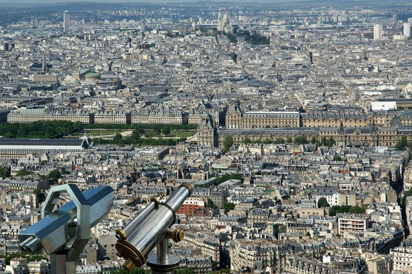 Teleskopbetrachter und Stadtsilhouette bei Tag. Paris, Frankreich. — Stockfoto