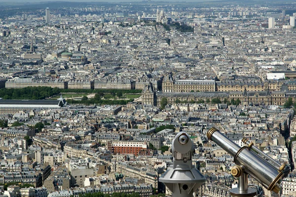 昼間で望遠鏡のビューアーと街のスカイライン。パリ、フランス. — ストック写真