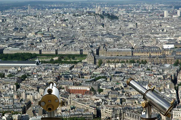 昼間で望遠鏡のビューアーと街のスカイライン。パリ、フランス. — ストック写真