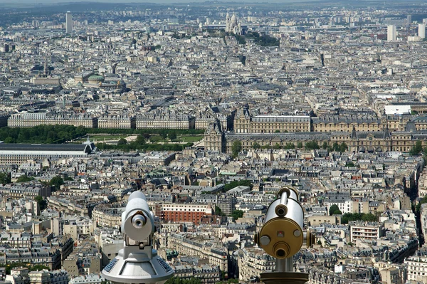 Telescópio espectador e horizonte da cidade durante o dia. Paris, França . — Fotografia de Stock