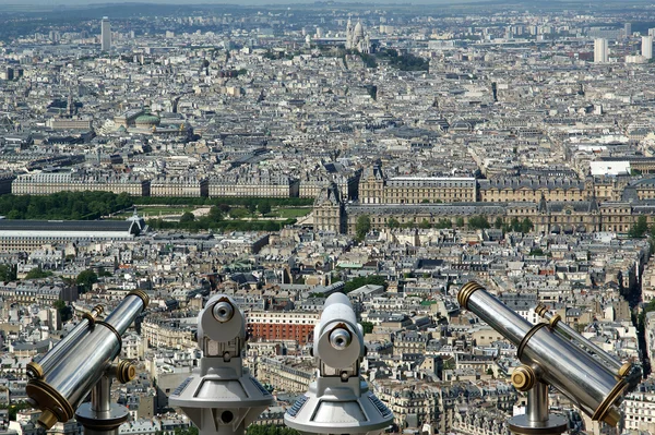 Telescoop viewer en stad skyline overdag. Paris, Frankrijk. — Stockfoto