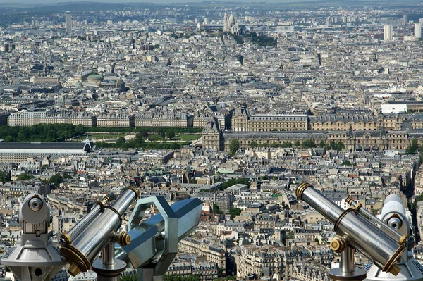 Visor del telescopio y horizonte de la ciudad durante el día. París, Francia . —  Fotos de Stock