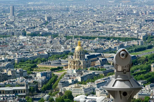 Teleskopbetrachter und Stadtsilhouette bei Tag. Paris, Frankreich. — Stockfoto