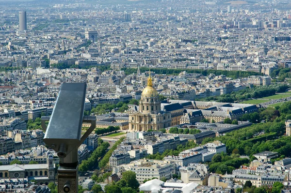 Телескоп глядача і місто skyline в денний час. Париж, Франція. — стокове фото