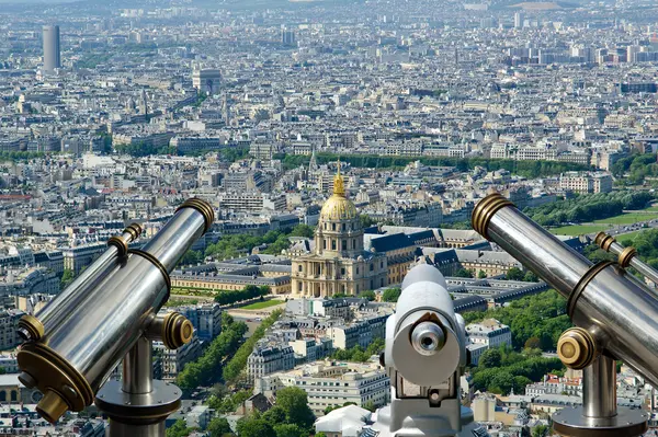 Teleskop viewer och stadens silhuett på dagtid. Paris, Frankrike. — Stockfoto