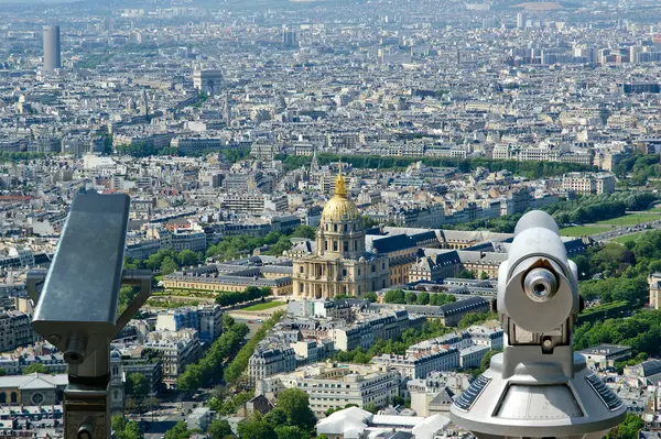 望远镜查看器和城市天际线在白天。巴黎法国. — 图库照片