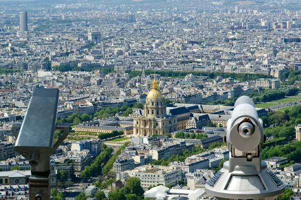 Telescópio espectador e horizonte da cidade durante o dia. Paris, França . — Fotografia de Stock