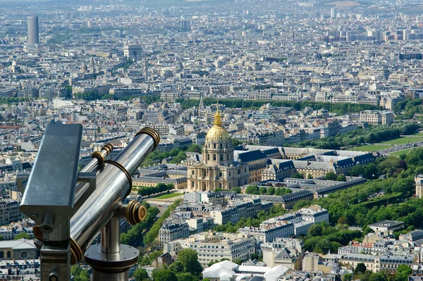 Dalekohled prohlížeč a městské panorama ve dne. Paříž, Francie. — Stock fotografie