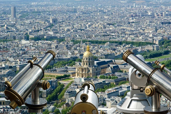 Teleskop viewer och stadens silhuett på dagtid. Paris, Frankrike. — Stockfoto