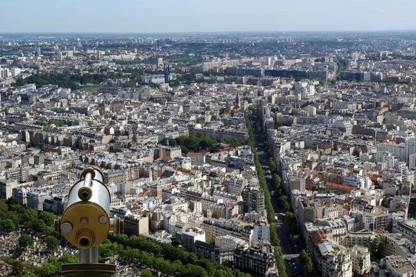 Telescópio espectador e horizonte da cidade durante o dia. Paris, França . — Fotografia de Stock