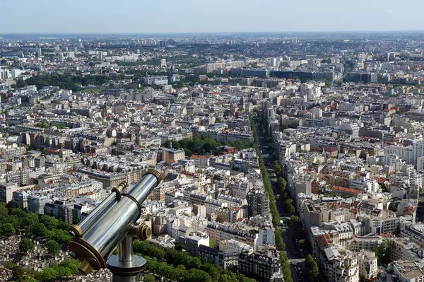 Зритель телескопа и городской горизонт днем. Париж, Франция . — стоковое фото