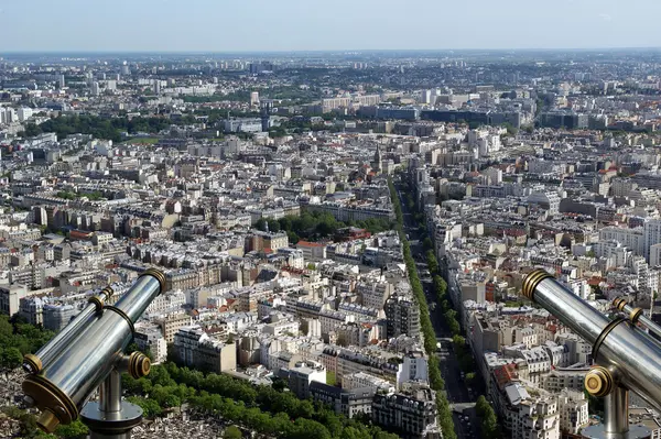 Teleskop widza i miasta skyline w ciągu dnia. Paris, Francja. — Zdjęcie stockowe