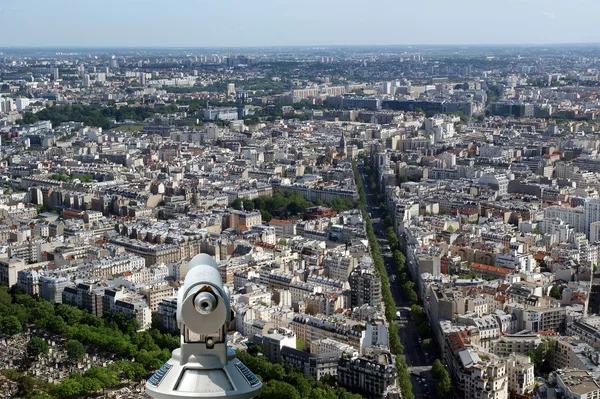 Telescoop viewer en stad skyline overdag. Paris, Frankrijk. — Stockfoto