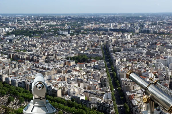 昼間で望遠鏡のビューアーと街のスカイライン。パリ、フランス. — ストック写真