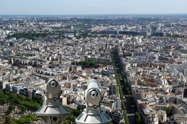 Visionneuse de télescope et horizon de la ville pendant la journée. Paris, France . — Photo