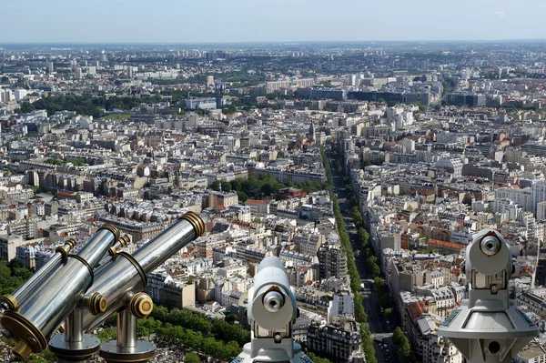 昼間で望遠鏡のビューアーと街のスカイライン。パリ、フランス. — ストック写真