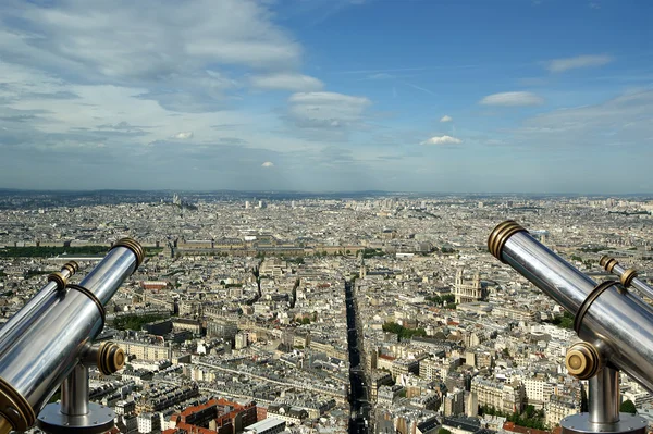 Telescoop viewer en stad skyline overdag. Paris, Frankrijk. — Stockfoto