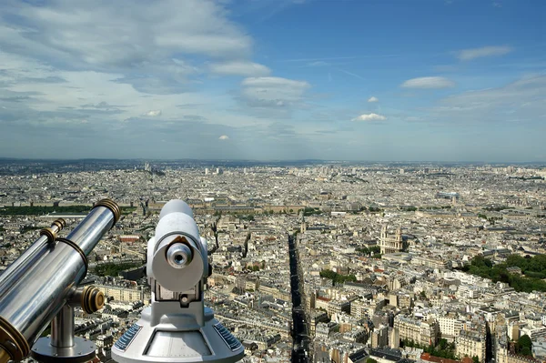 Telescópio espectador e horizonte da cidade durante o dia. Paris, França . — Fotografia de Stock