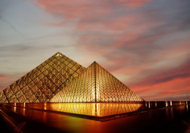 (gece tarafından) louvre Piramit, Fransa