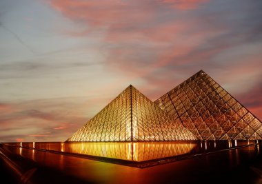 (gece tarafından) louvre Piramit, Fransa