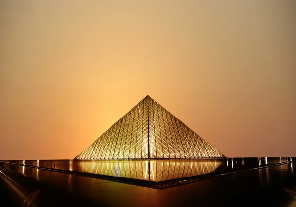 Pirámide del Louvre, (de noche), Francia —  Fotos de Stock