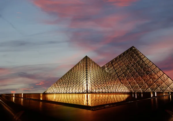 Пирамида Лувра (ночью), Франция — стоковое фото