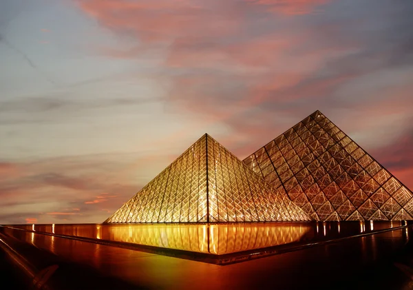 (밤)에 의해 루브르 피라미드, 프랑스 — 스톡 사진