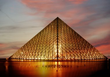 (gece tarafından) louvre Piramit, Fransa