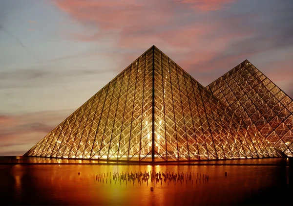 Piramida Luwru, (przez noc), Francja — Zdjęcie stockowe
