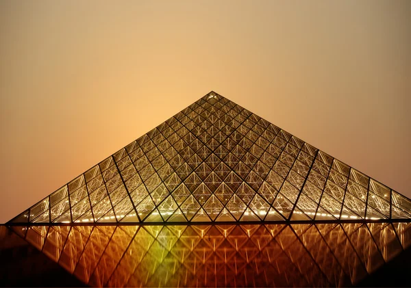 Pyramide du Louvre, (la nuit), France — Photo