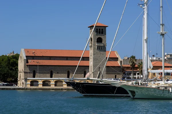 Rhodos Insel Wahrzeichen, Mandraki Hafen, Griechenland. — Stockfoto