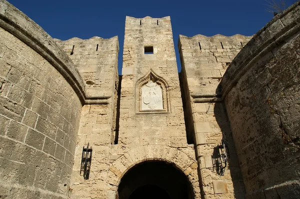 Středověké městské hradby v městě Rhodos, Řecko — Stock fotografie