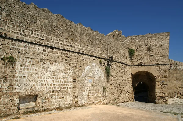 Medieval city walls in Rhodes town, Greece — Stock Photo, Image