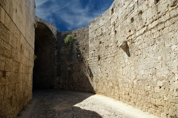 Medieval city walls in Rhodes town, Greece — Stock Photo, Image