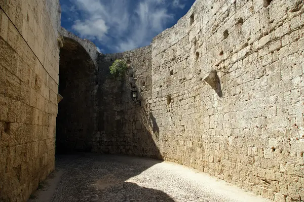 Medieval city walls in Rhodes town, Greece — Stock Photo, Image