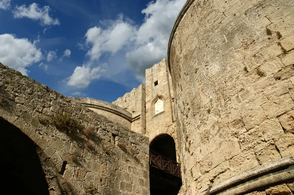 Medieval city walls in Rhodes town, Greece — Stock Photo, Image