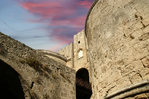 Středověké městské hradby v městě Rhodos, Řecko — Stock fotografie