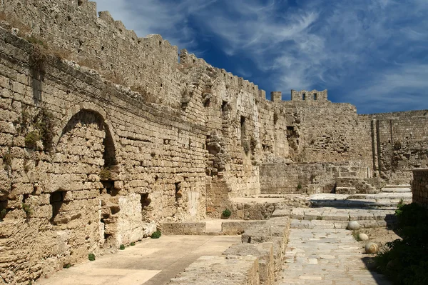 Middeleeuwse stadsmuren in Rhodos, Griekenland — Stockfoto