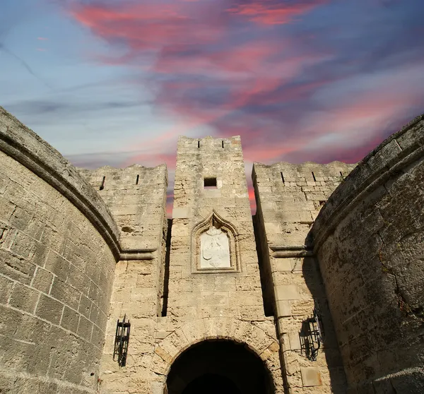 Средневековые городские стены в Родосе, Греция — стоковое фото
