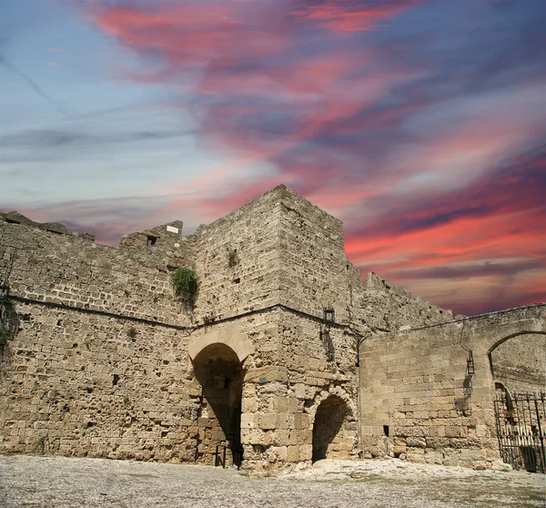 Середньовічних міських стін історичної частини міста Родос, Греція — стокове фото