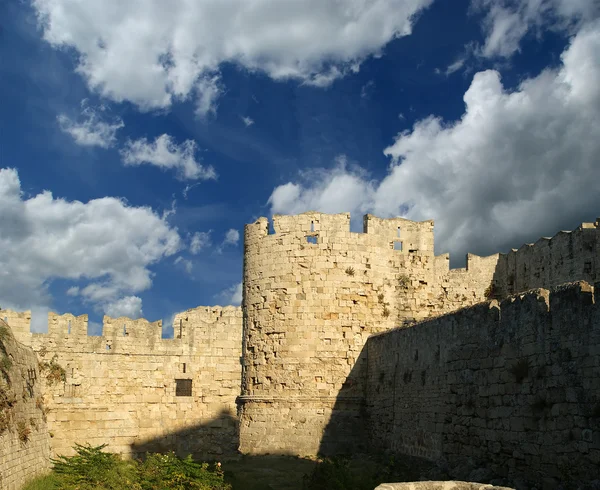 Medeltida stadsmuren i Rhodos stad, Grekland — Stockfoto