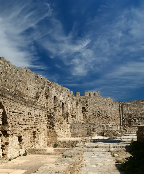 Středověké městské hradby v městě Rhodos, Řecko — Stock fotografie