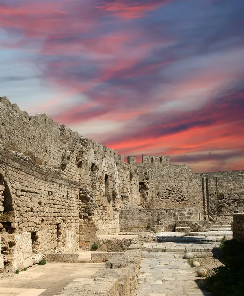 Medieval city walls in Rhodes town, Greece — Stock Photo, Image